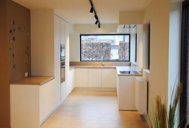 witte keuken met houten vloer