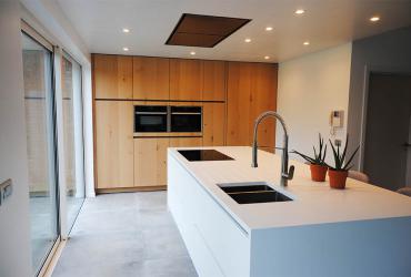 keukeneiland wit met houten kastenwand